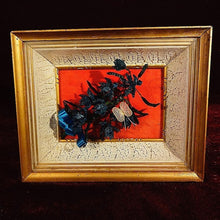 Cargar imagen en el visor de la galería, Recuadro Vintage De Flores Azules De Chaquira Y Alambre
