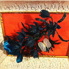 Cargar imagen en el visor de la galería, Recuadro Vintage De Flores Azules De Chaquira Y Alambre
