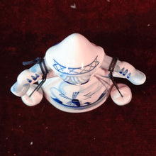 Cargar imagen en el visor de la galería, Campana Porcelana Holandesa De Campesina
