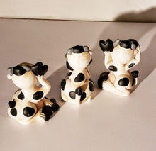 Cargar imagen en el visor de la galería, Juego De 3 Vaquitas Decorativas (simulando Monos Sabios)
