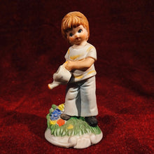 Cargar imagen en el visor de la galería, Figura En Porcelana De Mujer Regando Flores
