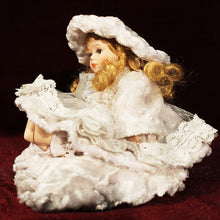 Cargar imagen en el visor de la galería, Muñeca De Porcelana Con Terciopelo Y Encaje Sobre Cojín
