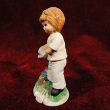 Cargar imagen en el visor de la galería, Figura En Porcelana De Mujer Regando Flores
