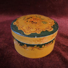 Cargar imagen en el visor de la galería, Caja Con 8 Platos Pequeños De Papel Mache Japoneses De 1950
