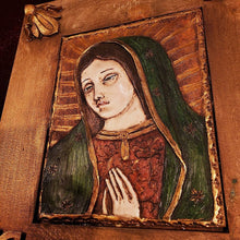 Cargar imagen en el visor de la galería, Recuadro Virgen María En Pasta Y Madera
