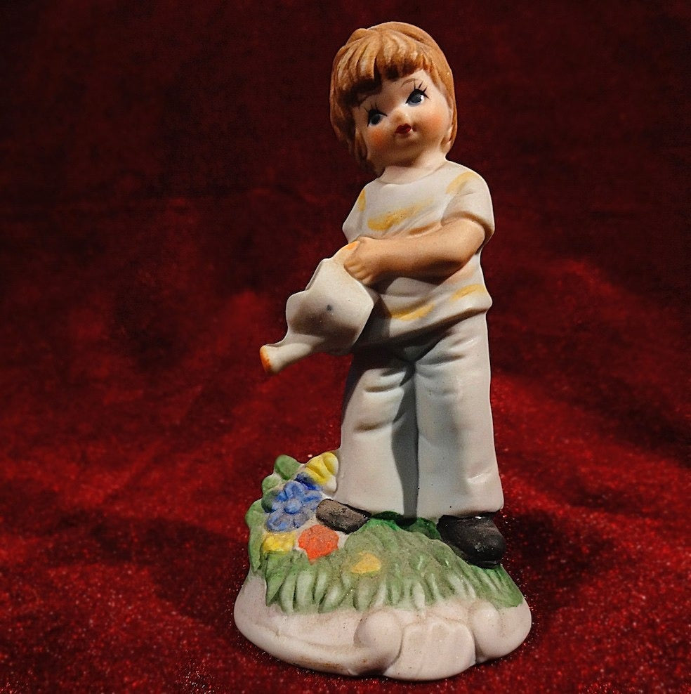 Figura En Porcelana De Mujer Regando Flores