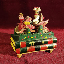 Cargar imagen en el visor de la galería, Figura Musical Antigua De Madera, Con Movimiento

