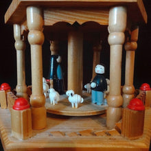 Cargar imagen en el visor de la galería, Belén Giratorio Alemán De Madera
