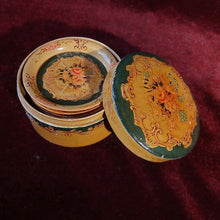 Cargar imagen en el visor de la galería, Caja Con 8 Platos Pequeños De Papel Mache Japoneses De 1950
