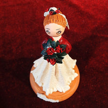 Cargar imagen en el visor de la galería, Muñequita De Pasta Con Rosas En La Mano
