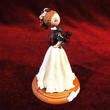 Cargar imagen en el visor de la galería, Muñequita De Pasta Con Rosas En La Mano

