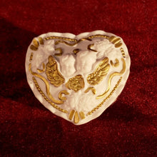 Cargar imagen en el visor de la galería, Alhajero Vintage Porcelana Con Querubines, Forma De Corazón
