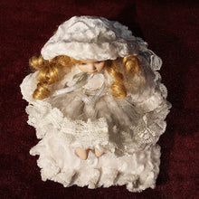 Cargar imagen en el visor de la galería, Muñeca De Porcelana Con Terciopelo Y Encaje Sobre Cojín
