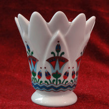 Cargar imagen en el visor de la galería, Recipiente Elizabeth Arden (papyrus Candle)
