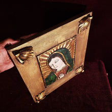 Cargar imagen en el visor de la galería, Recuadro Virgen María En Pasta Y Madera
