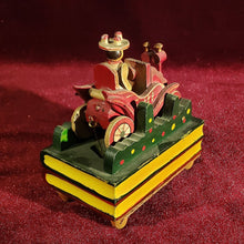 Cargar imagen en el visor de la galería, Figura Musical Antigua De Madera, Con Movimiento
