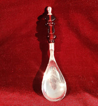 Cargar imagen en el visor de la galería, Cuchara Sopera Antigua Con Mango De Vidrio Ámbar
