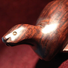 Cargar imagen en el visor de la galería, Foca De Madera Palo Fierro, 18 Cm De Largo
