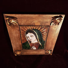 Cargar imagen en el visor de la galería, Recuadro Virgen María En Pasta Y Madera
