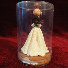 Cargar imagen en el visor de la galería, Muñequita De Pasta Con Rosas En La Mano
