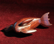 Cargar imagen en el visor de la galería, Foca De Madera Palo Fierro, 18 Cm De Largo
