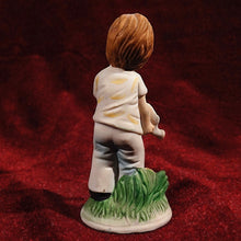 Cargar imagen en el visor de la galería, Figura En Porcelana De Mujer Regando Flores
