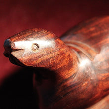 Cargar imagen en el visor de la galería, Foca De Madera Palo Fierro, 18 Cm De Largo
