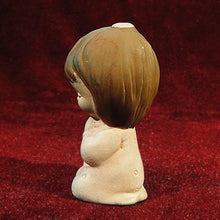 Cargar imagen en el visor de la galería, Figurilla De Cerámica Hermanitas Orando
