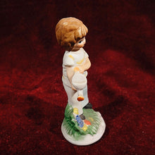 Cargar imagen en el visor de la galería, Figura En Porcelana De Mujer Regando Flores
