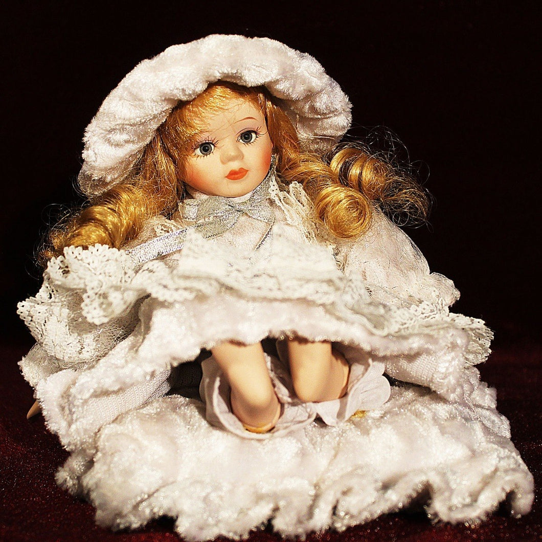 Muñeca De Porcelana Con Terciopelo Y Encaje Sobre Cojín