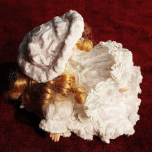 Cargar imagen en el visor de la galería, Muñeca De Porcelana Con Terciopelo Y Encaje Sobre Cojín
