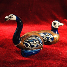 Cargar imagen en el visor de la galería, Cisnes De Cerámica Y Metal
