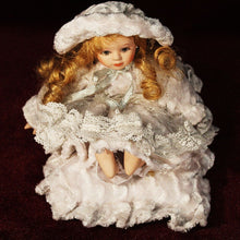 Cargar imagen en el visor de la galería, Muñeca De Porcelana Con Terciopelo Y Encaje Sobre Cojín
