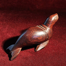 Cargar imagen en el visor de la galería, Foca De Madera Palo Fierro, 18 Cm De Largo
