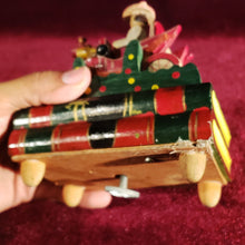 Cargar imagen en el visor de la galería, Figura Musical Antigua De Madera, Con Movimiento
