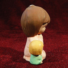 Cargar imagen en el visor de la galería, Figurilla De Cerámica Hermanitas Orando
