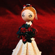 Cargar imagen en el visor de la galería, Muñequita De Pasta Con Rosas En La Mano
