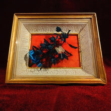 Cargar imagen en el visor de la galería, Recuadro Vintage De Flores Azules De Chaquira Y Alambre
