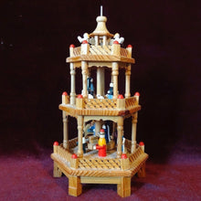 Cargar imagen en el visor de la galería, Belén Giratorio Alemán De Madera
