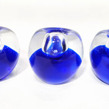 Cargar imagen en el visor de la galería, Juego 5 Portavelas Cristal Soplado Azul Vintage Candelabro 80s
