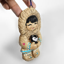 Cargar imagen en el visor de la galería, Ornamento Vintage Colgante Navidad Inuit Alaska Eski Moppets
