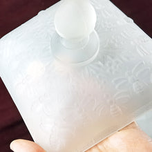 Cargar imagen en el visor de la galería, Antiguo Dulcero Cristal Indiana Tiara Colmena Frosted Glass
