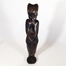 Cargar imagen en el visor de la galería, Antigua Escultura Africana Madera Tallada Mano Vintage 50 cm
