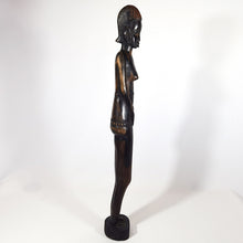 Cargar imagen en el visor de la galería, Antigua Escultura Africana Madera Tallada Mano Vintage 50 cm
