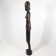 Cargar imagen en el visor de la galería, Antigua Escultura Africana Madera Tallada Mano Vintage 50 cm
