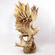 Cargar imagen en el visor de la galería, Antigua Estatua Águila Majestuosa Figura Resina Vintage 70s
