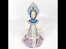 Cargar y reproducir el video en el visor de la galería, Coleccionable Souvenir Muñeca Rusa Traje Típico Kokoshnik
