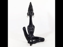 Cargar y reproducir el video en el visor de la galería, Antigua Escultura Africana Mujer Madera Tallada Yoga Vintage
