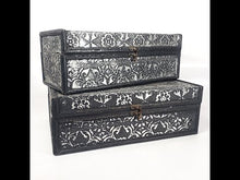 Cargar y reproducir el video en el visor de la galería, Par de Cofres, Baúles o Cajas Artesanales con Cubierta de Repujado
