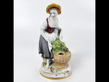 Cargar y reproducir el video en el visor de la galería, Figura Porcelana Antigua Alemana Plaue Schierholz Campesina
